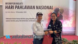 General Manager Ibis Styles Hotel Malang, Ina Rianawati memberikan bingkisan sebagai wujud apresiasi kepada Analis Bencana Pemadam Kebakaran Kota Malang (Foto : Istimewa)