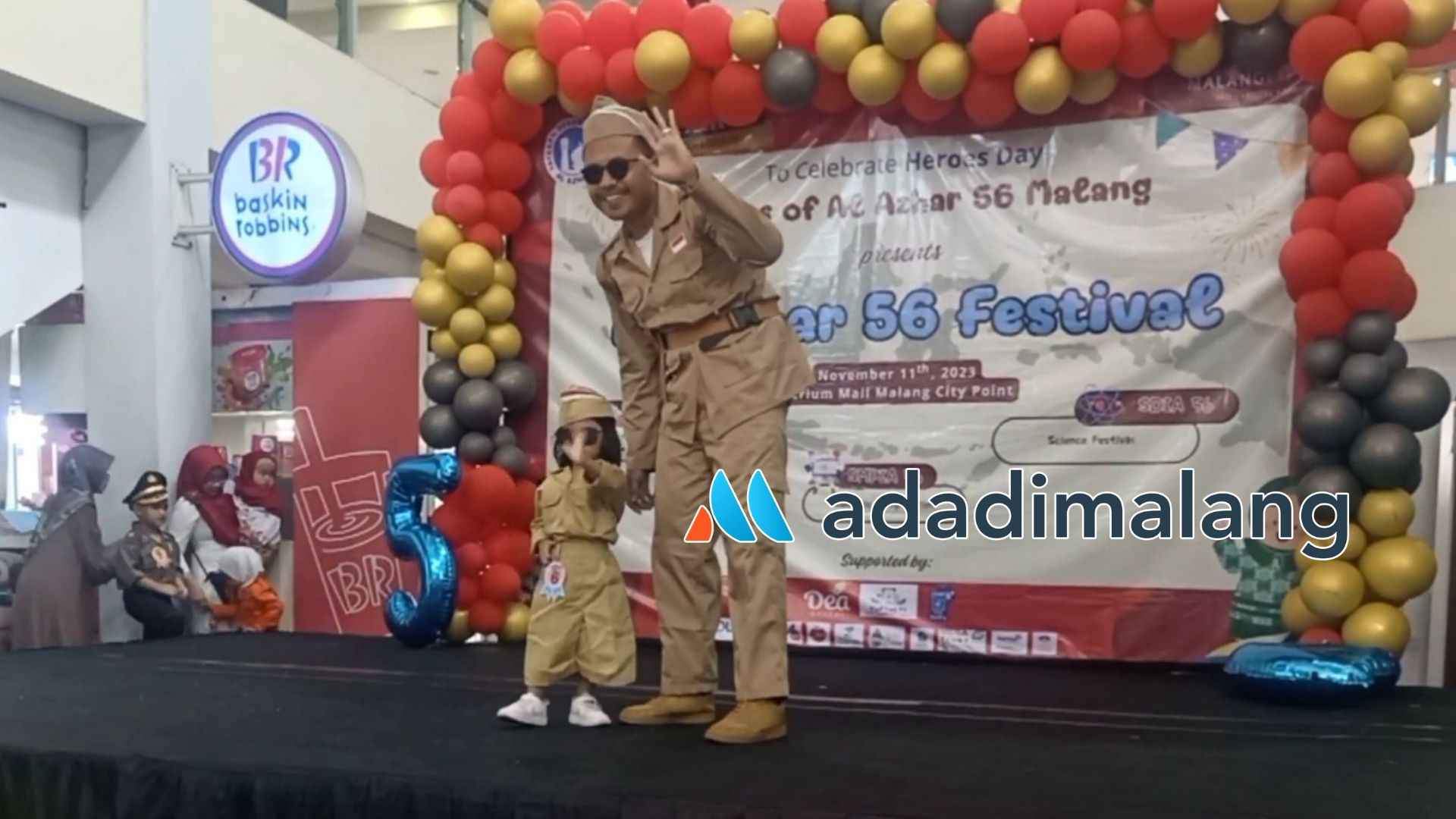 Salah satu Orang tua dan siswa KB/TK Al Azhar 56 Malang tampil fashion show dengan tema perjuangan dalam kegiatan Festival Al Azhar 56 Malang (Foto : Agus Yuwono)