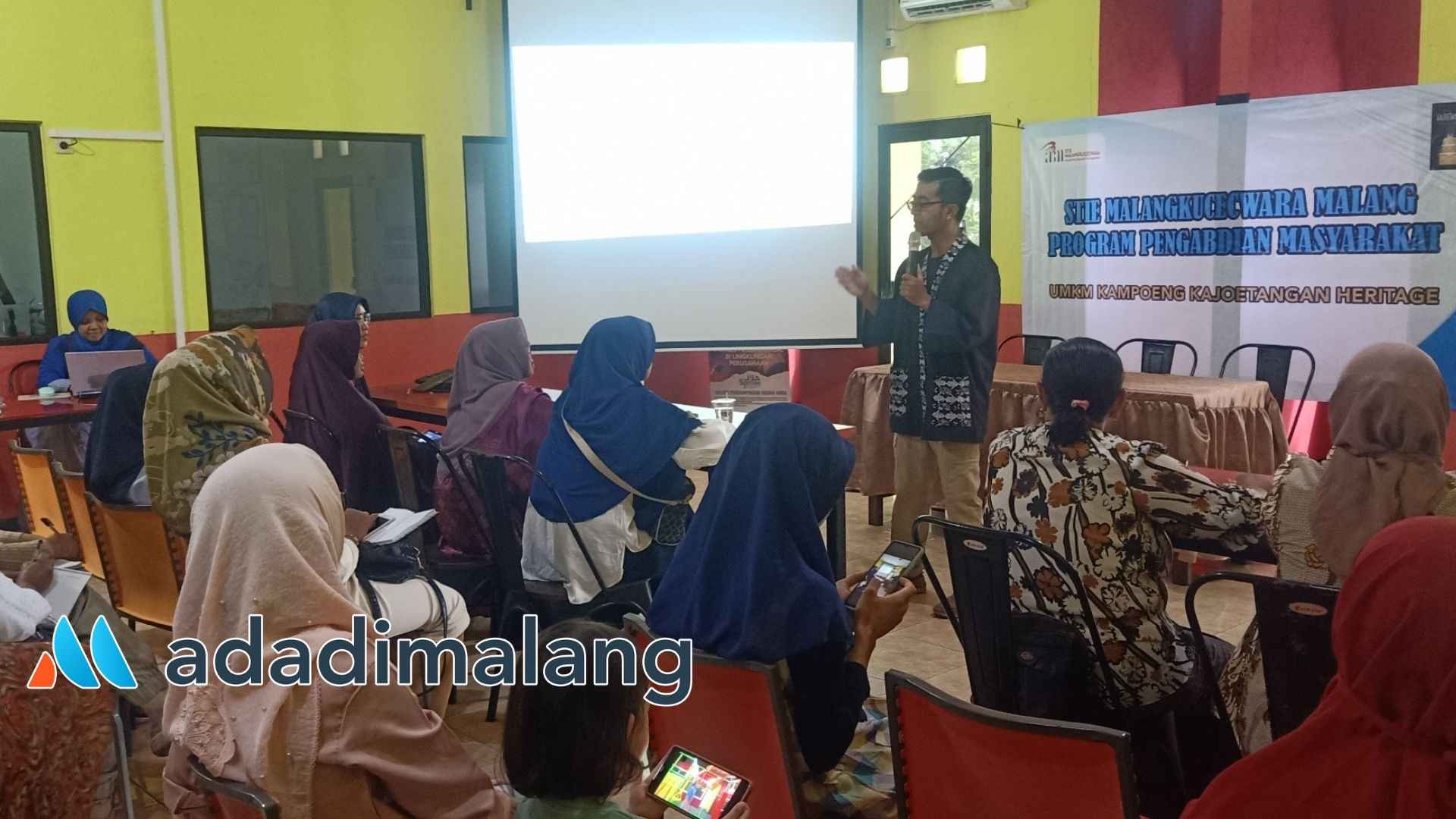 Pengusaha dan Motivator yang merupakan alumni dari kampus STIE Malangkuçeçwara yakni Super Heru tengah memberikan materi kepada para pelaku UMKM Kampoeng Kajoetangan dalam kegiatan Pengabdian Kepada Masyarakat Dosen-Dosen STIE Malangkuçeçwara (Foto : Agus Yuwono)