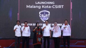 Pj Wali Kota Malang, Dr. Ir. Wahyu Hidayat, MT. bersama Kepala Diskominfo Provinsi Jawa Timur, Direktur Keamanan BSSN, Kepala Diskominfo Kota Malang dan Ketua Penggerak PKK Kota Malang usai Launching Malang Kota CSIRT pagi tadi