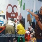 Salah satu Guru seni budaya SMAN 21 Surabaya, Rudlofuddin Jindan, S.Pd., M.Pd. menunjukkan karya siswa didiknya yang mengikuti Lomba Mural Whiz Prime Hotel Malang (Foto : Agus Yuwono)