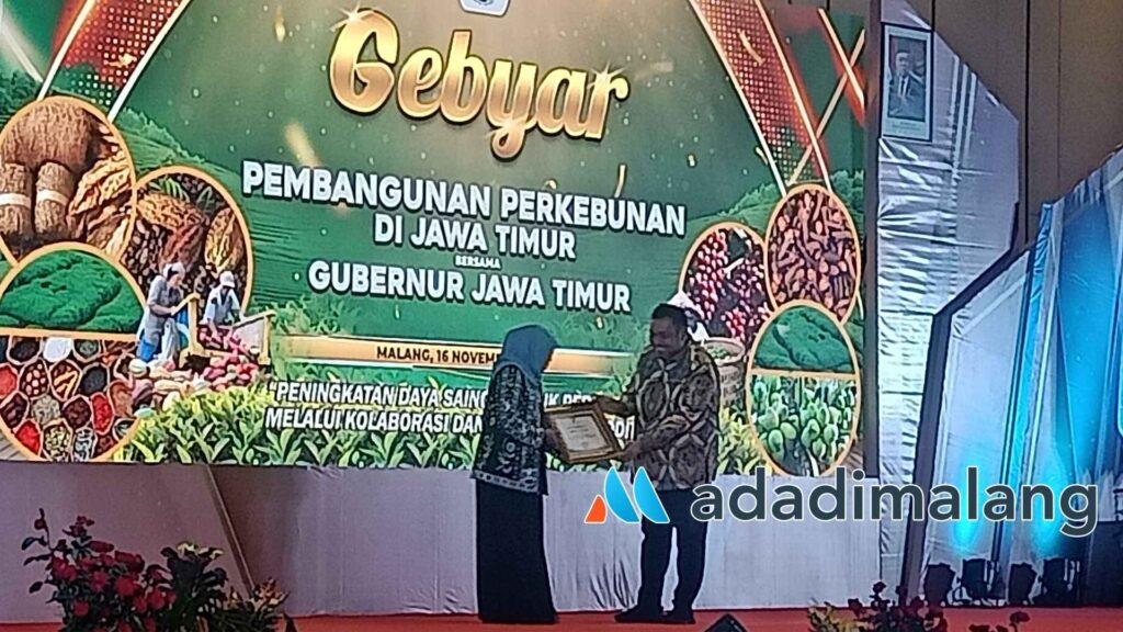 Gubernur Jatim, Dr (HC) Dra. Hj. Khofifah Indar Parawansa, M.Si menerima penghargaan dari Dirjen Pertanian RI atas pencapaian produksi perkebunan terbaik dan peningkatan produktivitas serta hilirisasi perkebunan di wilayah Jatim (Foto : Agus Yuwono)