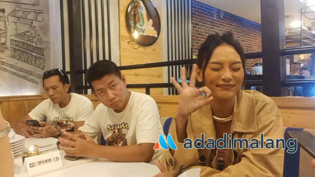 Erika Carlina Batlawa Soekri dan David Nurbianto saat diwawancarai wartawan AdaDiMalang.com sore tadi (Foto : Agus Yuwono)