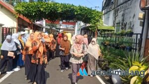 Ketua Dharma Wanita Persatuan Prasetya Universitas Brawijaya (UB) mengunjungi Wonosari Go Green dan Glintung Go Green untuk belajar tentang urban farming dari Ir. H. Bambang Irianto (Foto : Agus Yuwono)