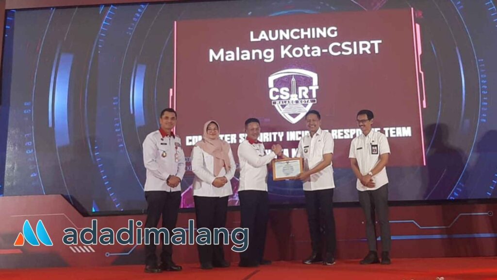 PJ Wali Kota Malang, Dr. Ir. Wahyu Hidayat, MT saat menerima sertifikat Malang Kota CSIRT dari Badan Siber dan Sandi Negara (BSSN)