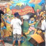Peserta tengah menyelesaikan gambar mural di lahan parkir baru Whiz Prime Hotel Malang siang ini (Sabtu, 11/11/2023)