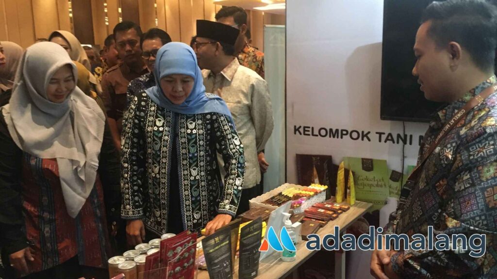 Gubernur Jatim, Dr (HC) Dra. Hj. Khofifah Indar Parawansa, M.Si saat mengunjungi stan pameran milik pelaku perkebunan di Jatim dalam kegiatan Gebyar Pembangunan Perkebunan Jatim hari ini (Foto : Agus Yuwono)