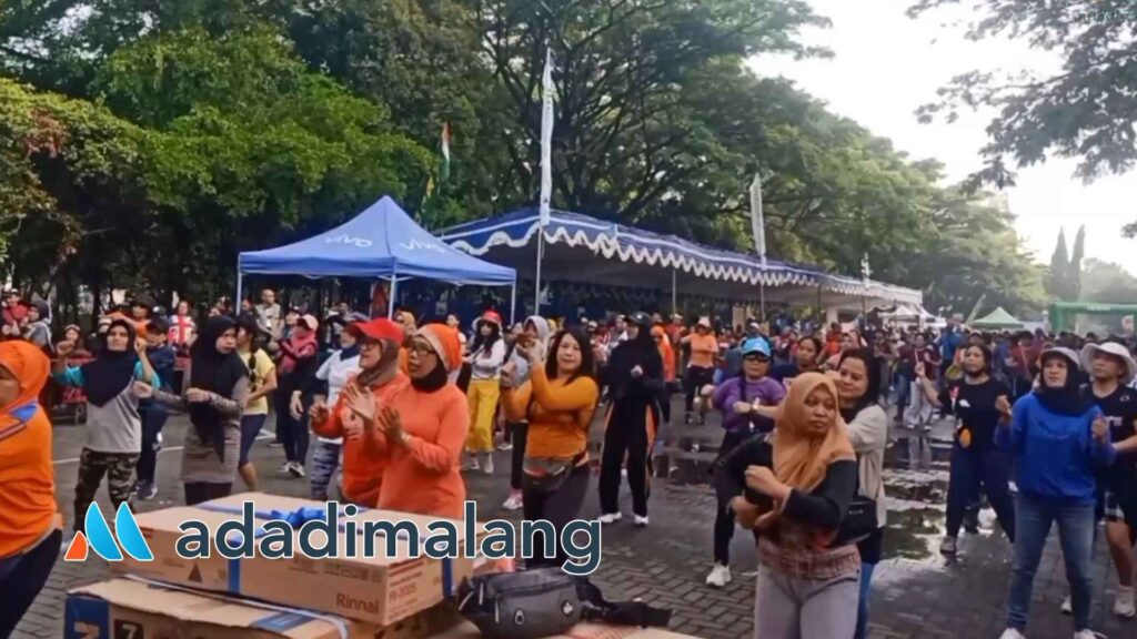 Anggota Kopdit Kosayu Malang dan masyarakat umum mengikuti kegiatan Senam Gembira KopditKosayu Malang (Foto : Agus Yuwono)