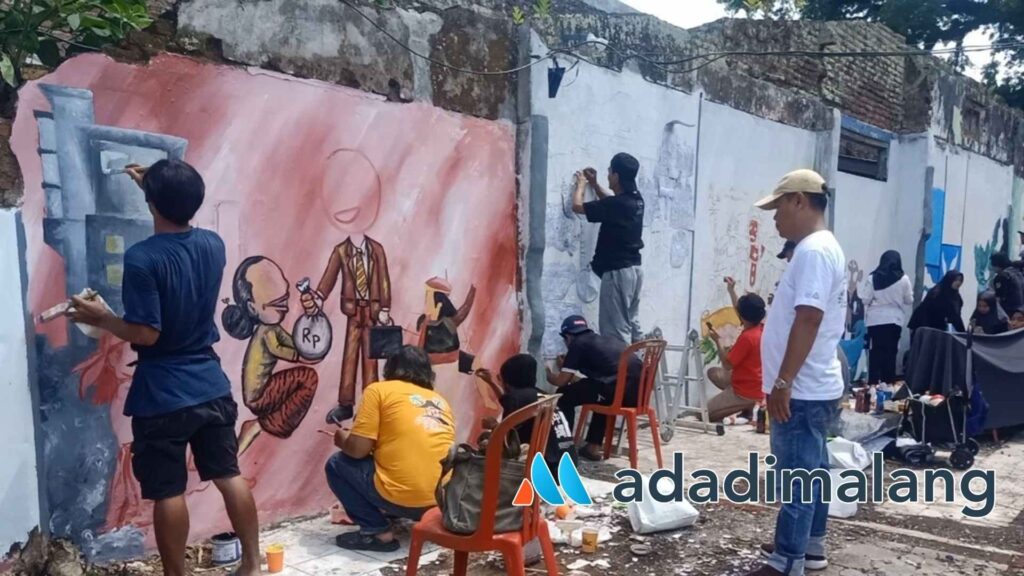 General Manager Whiz Prime Hotel Malang, Azis Sismono menyaksikan para peserta saat berlaga dalam Lomba Mural yang digelar Hotel Whiz Prime Malang (Foto : Agus Yuwono)