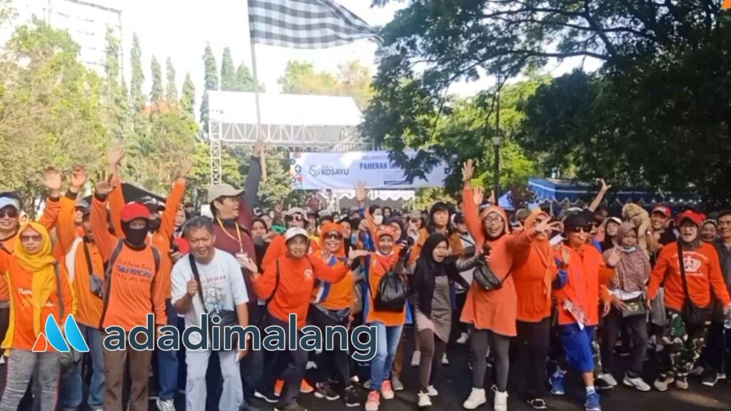 Pemberangkatan peserta Jalan Sehat Kopdit Kosayu Malang oleh Ketua Kopdit Kosayu Malang, Herningtyas Nur Wulansari (Foto : Agus Yuwono)