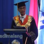 Direktur Polinema, Supriatna Adhisuwignjo, ST., MT., saat memberikan sambutan dalam wisuda ke-64 di tahun 2023 ini (Foto : Istimewa)