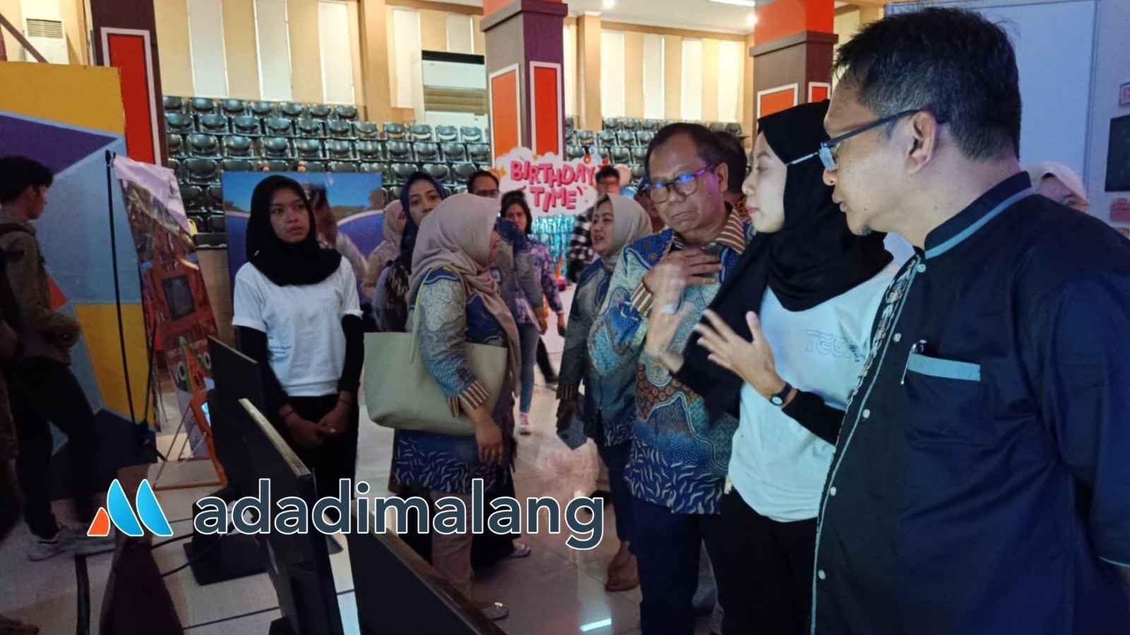 Dekan dan Wakil Dekan II Fakultas Vokasi Universitas Brawijaya mendapatkan penjelasan tentang karya hasil ciptaan mahasiswa Vokasi UB dalam kegiatan Entrepreneurial Euphoria (Foto : Agus Yuwono)