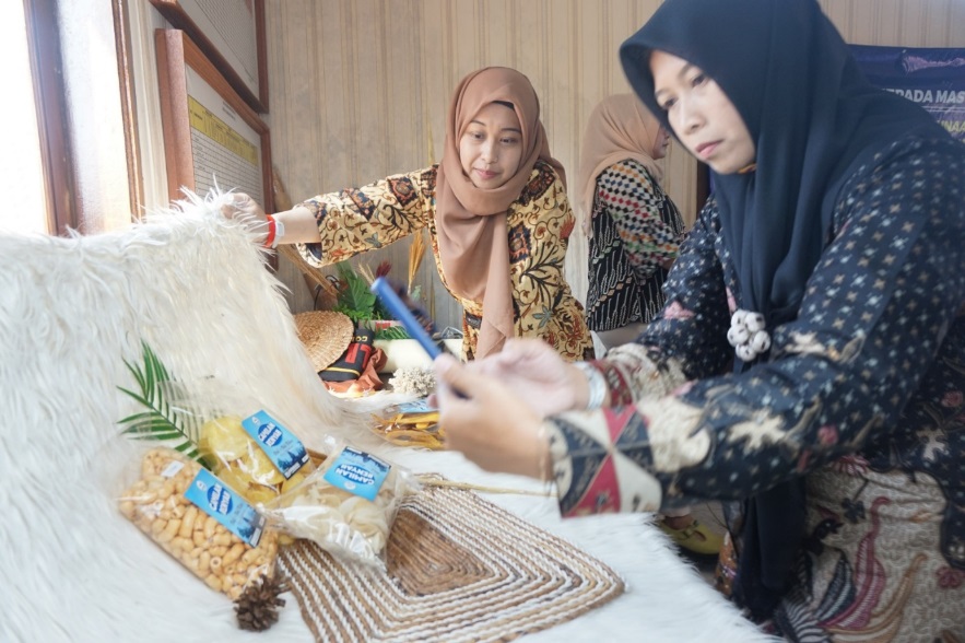 Dosen Akuntansi Polinema latih pengusaha seni Desa Tulusbesar membuat Marketing Kit dengan aplikasi Canva