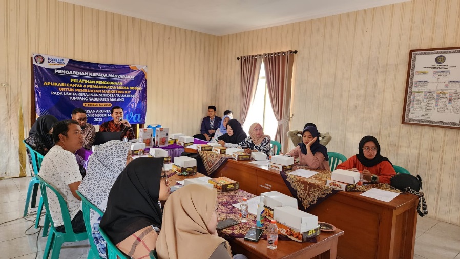 Para pelaku usaha Desa Tulusbesar mengikuti pelatihan pembuatan Marketing Kit bersama Dosen Jurusan Akuntansi Polinema