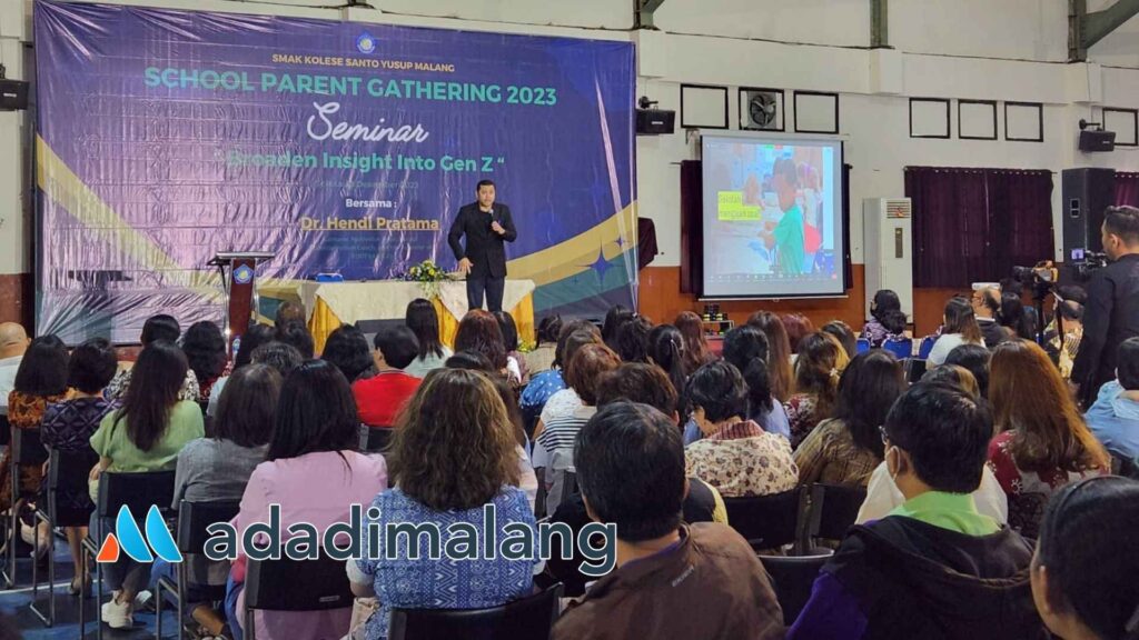 Dr Hendi Pratama hadir mengisi Seminar Parenting di SMAK Kosayu Malang (Foto : Agus Yuwono)