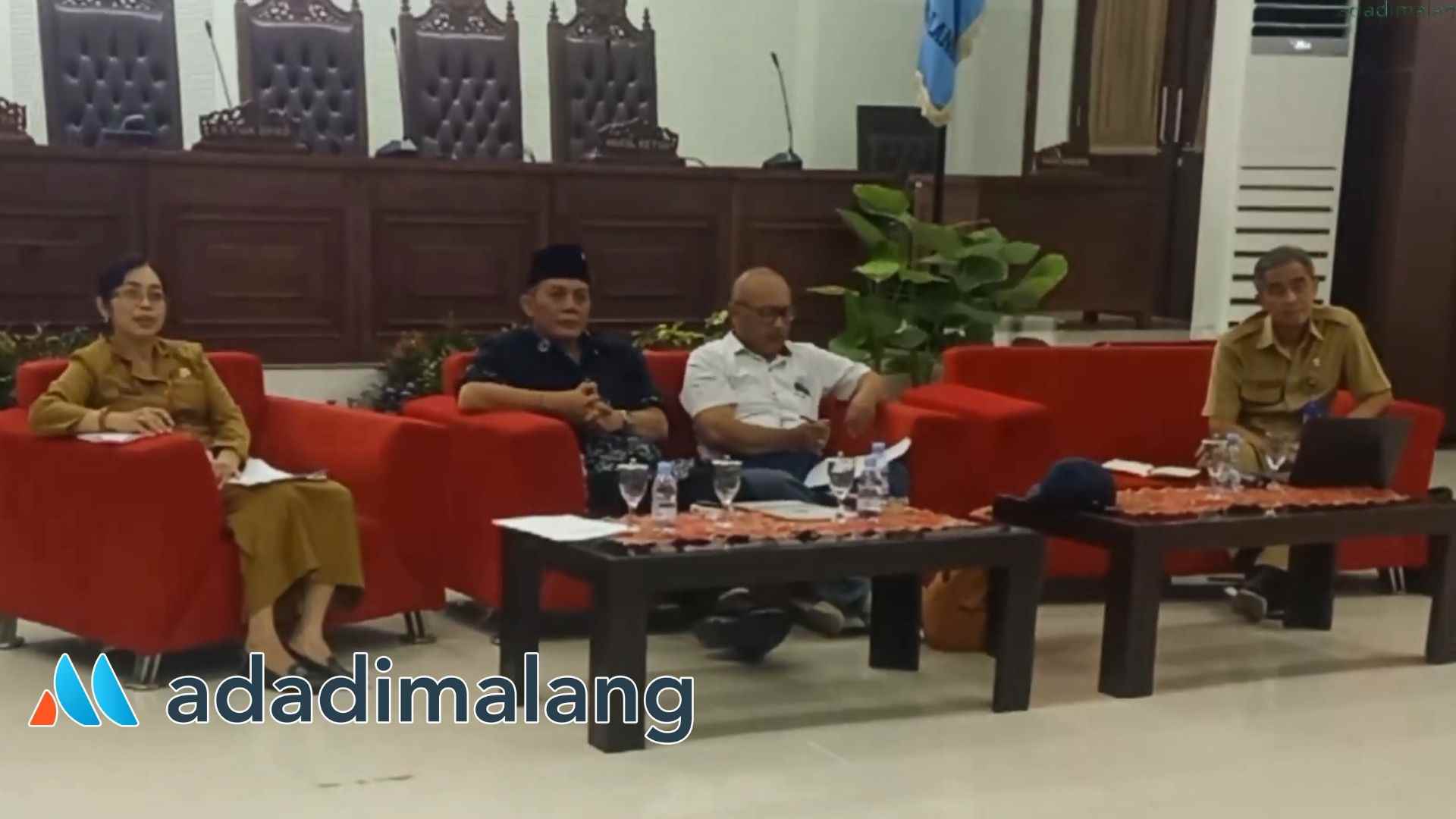 Pelaksanaan FGD terakhir penelusuran sejarah DPRD Kota Malang dilaksanakan di Ruang Sidang Paripurna Kota Malang (Foto : Agus Yuwono)