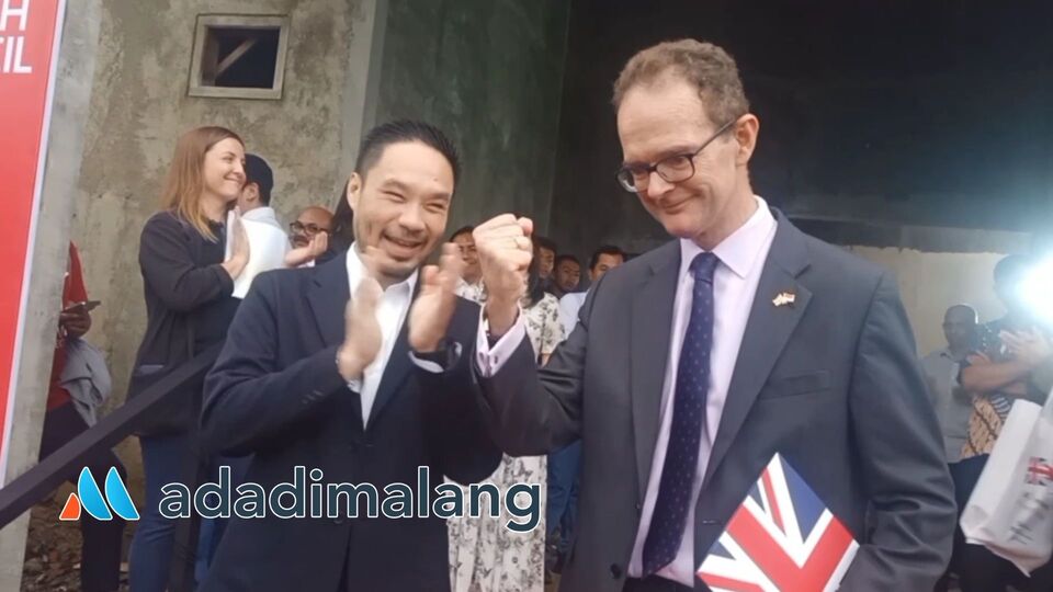 Duta Besar Inggris untuk Indonesia dan Timor Leste usai melakukan penanaman pohon di lokasi pembangunan King's College London di KEK Singhasari (Foto : Agus Yuwono)