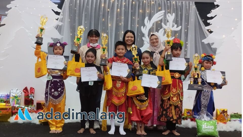 Ilmania selaku owner EO Warna mengabadikan momen bersama para juara kompetisi tari yang digelar olehnya (Foto : Ist)
