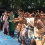 Guru Besar ke-2 UNITRI Malang, Prof. Dr. Ir. Kgs. Ahmadi, MP., saat disambut dengan tarian Kataga khas Sumba Barat usai dikukuhkan pagi tadi (Foto : Agus Yuwono)
