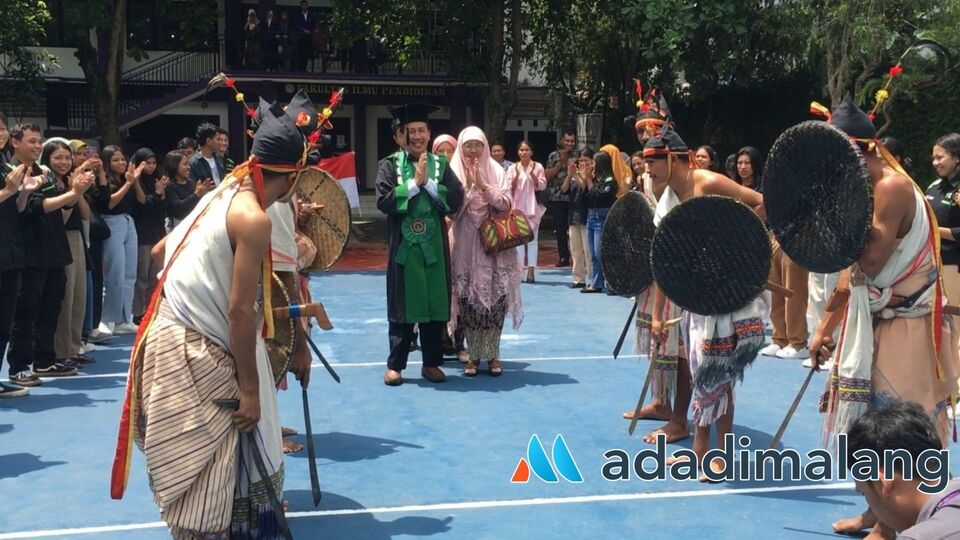 Guru Besar ke-2 UNITRI Malang, Prof. Dr. Ir. Kgs. Ahmadi, MP., saat disambut dengan tarian Kataga khas Sumba Barat usai dikukuhkan pagi tadi (Foto : Agus Yuwono)