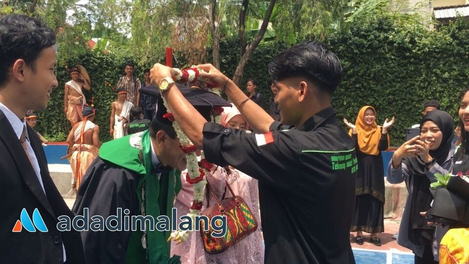 Ketua Himpunan Mahasiswa Teknologi Ilmu Pertanian (HIMATIP) UNITRI Malang memasang Kalungan bunga kepada Guru Besar ke-2 UNITRI Malang dari Prodi TIP UNITRI Malang (Foto : Agus Yuwono)