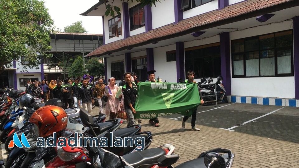 Mahasiswa dang anggota Himpunan Mahasiswa Teknologi Ilmu Pertanian (HIMATIP) UNITRI Malang mengajak Prof. Dr. Ir. Kgs. Ahmadi, MP. untuk berkeliling kampus setelah dikukuhkan pagi tadi (Foto : Agus Yuwono)