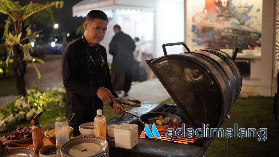 Chef Afrizal saat mempersiapkan sajian untuk pengunjung CHATTEN CAFE malam hari kemarin (Foto : Ist)_