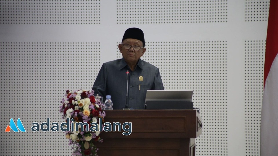 Anggota Fraksi Golkar yakni H. Rahman Nurmala saat membacakan pandangan Fraksi Golkar