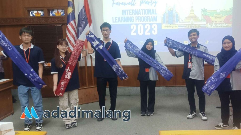 Para peserta Program International Learning Program (ILP) di kampus STIE Malangkuçeçwara menunjukkan hasil karyanya setelah mengikuti outing class pembuatan Batik (Foto : Agus Yuwono)