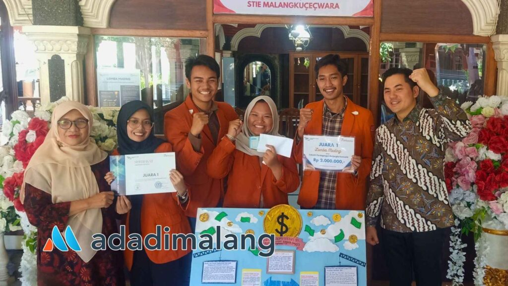 Salah satu juara Lomba Mading dalam momen peresmian FTLC di kampus STIE Malangkuçeçwara (Foto : Agus Yuwono)