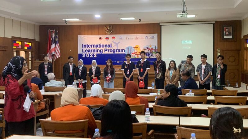 Ketua Kantor Urusan Internasional (KUI) STIE Malangkucecwara, Dwi Nita Aryani, MM., PhD. saat menyambut para peserta International Learning program di kampus ABM Malang (Foto : Agus Yuwono)