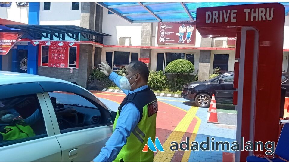 Imigrasi Kelas I TPI Malang buat inovasi Lantatur untuk mempermudah masyarakat mendaatkan pelayanan pengambilan Paspor (Foto : Agus Yuwono)