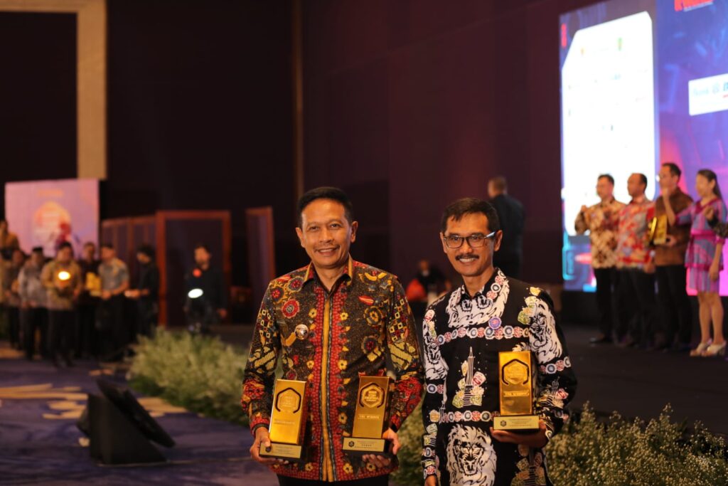 Kepala Dinas Kominfo, Muhammad Nur Widianto, S.Sos. bersama Pj. Wali Kota Malang Dr. Ir. Wahyu Hidayat, MM., menerima penghargaan bersama-sama di Jakarta