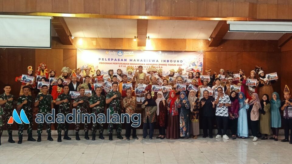 Dosen STIE Malangkuçeçwara bersama peserta PMM 3 di STIE Malangkuçeçwara dan tamu undangan berfoto bersama usai penutupan Program Pertukaran Mahasiswa Merdeka 3 sore ini (Foto : Agus Yuwono)
