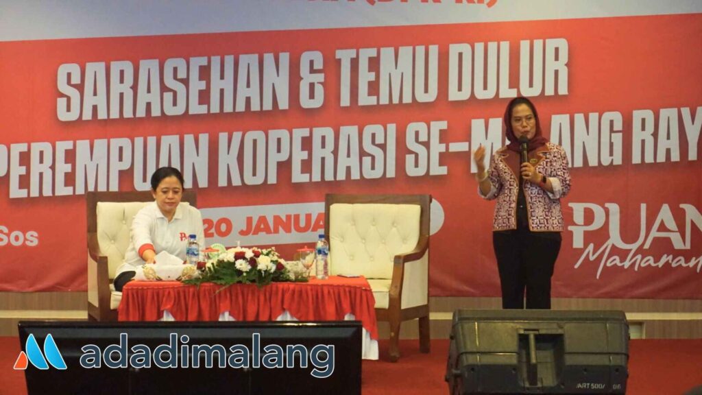 Ketua Umum Koperasi Setia Budi Wanita (SBW) Kota Malang, Dr. Sri Untari Bisowarno, M.AP saat menyambut kehadiran Ketua DPR RI di Kantor Koperasi SBW siang tadi (Foto : Agus Yuwono)