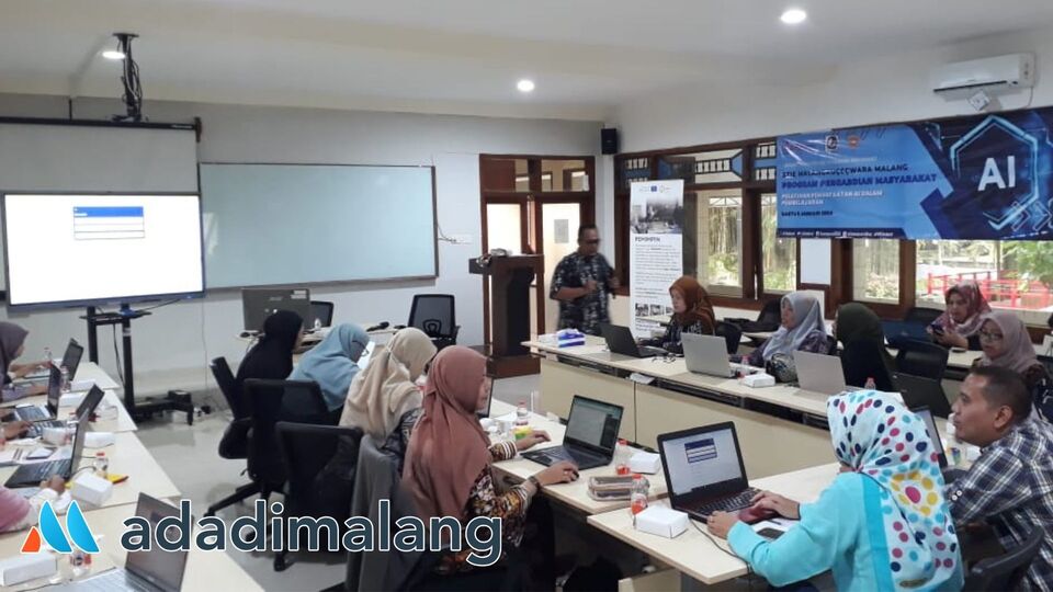 Para guru pengajar dari SMKN 2 Malang dan MTs El Jasmeen Singosari tengah mengikuti workshop mengenal dan mempelajari AI di kampus STIE Malangkuçeçwara 