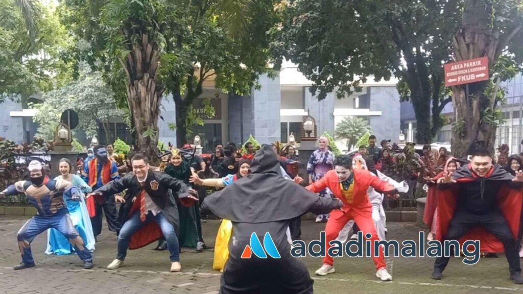 Salah satu prodi FK UB yakni Spesialis Anak tengah menampilkan yel-yel dengan mengenakan kostum tokoh film anak-anak (Foto : Agus Yuwono)