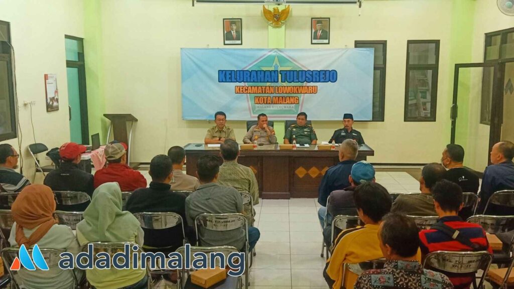 Pengaduan masyarakat akan aktivitas Cafe Ijes Backyard yang dianggap mengganggu kenyamanan warga ditanggapi melalui pertemuan berbagai pihak di kantor Kelurahan Tulusrejo malam hari ini (Foto : Agus Yuwono)