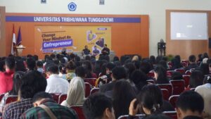 550 Lebih mahasiswa Universitas Tribhuwana Tunggadewi (UNITRI) Malang mengikuti kegiatan Inisiasi Kewirausahaan UNITRI Malang pagi tadi (Foto : Agus Yuwono)