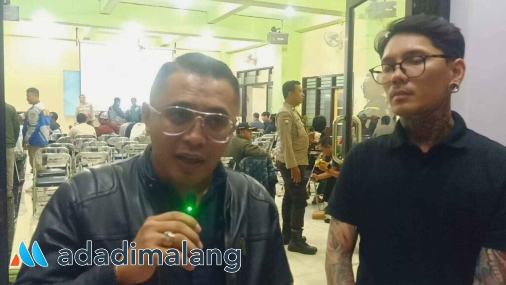 Agustian Siagian SH selaku kuasa hukum bersama tim manajemen Cafe Ijes Backyard saat menghadiri pertemuan bersama warga di Kelurahan Tulusrejo malam ini (Foto : Agus Yuwono)