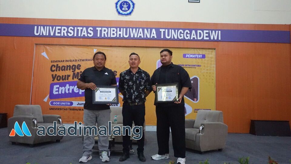 Ketua Panitia Inisiasi Kewirausahaan UNITRI Malang 2024, Warter Agustim, SE., MM., bersama dua entrepreneur sukses yang menjadi narasumber kegiatan pagi tadi (Foto : Agus Yuwono)