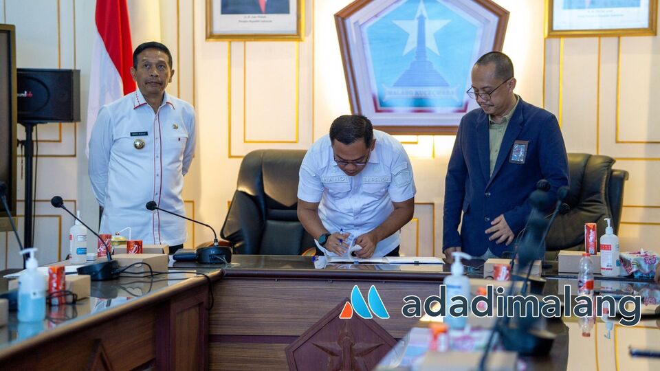 Kepala Bapenda Kota Malang, Dr. Handi Priyanto, AP, M.Si saat menandatangani kerjasama dengan PT. PLN (Persero) UP3 Malang