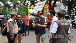 Pj Wali Kota Malang, Dr. Ir. Wahyu Hidayat,MM., meninjau langsung proses penertiban Alat Peraga Kampanye (APK) di hari pertama Masa Tenang Pemilu pagi tadi