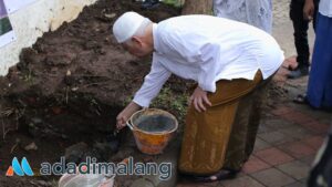 Pengasuh Pondok Pesantren Bahrul Maghfiroh Cinta Indonesia (BMCI), Prof. Dr. Ir. KH. Mohammad Bisri, MS., saat meletakkan batu pertama pembangunan monumen masjid Bahrul Maghfiroh dan Asrama Al Hakim