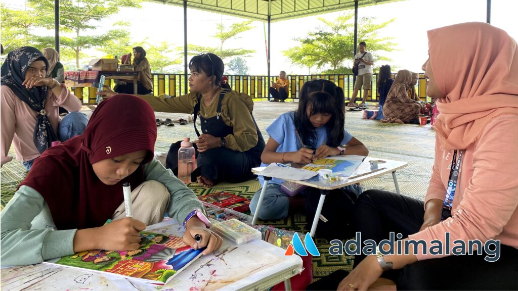 Mahasiswa KKN-T UNIRA Malang tengah mendampingi para peserta lomba menggambar dan mewarnai (Foto : Ist)