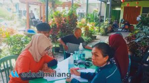 Suasana pemeriksaan kesehatan di pos pemeriksaan kesehatan di Kantor Kecamatan Blimbing pagi tadi (Foto : Agus Yuwono)