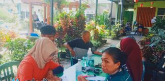Suasana pemeriksaan kesehatan di pos pemeriksaan kesehatan di Kantor Kecamatan Blimbing pagi tadi (Foto : Agus Yuwono)