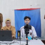 Pj Wali Kota Malang Dr. Ir. Wahyu Hidayat, MM., meninjau pelaksanaan perekaman e-KTP para pelajar kompleks SMAN Tugu kota Malang oleh Dispendukcapil Kota Malang (Foto : Prokompim Kota Malang)