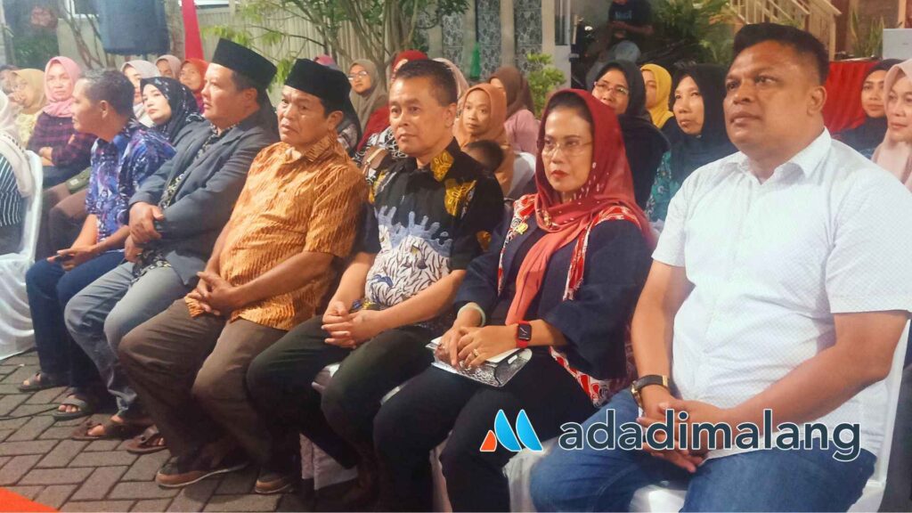 Anggota DPRD Provinsi Jatim asal Malang Raya Sri Untari Bisowarno nampak hadir dalam kegiatan Serap Aspirasi warga di RW 10 Pandanwangi malam ini (Foto : Agus Yuwono)