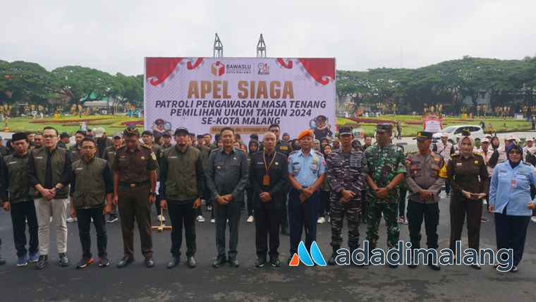 Pj Wali Kota Malang bersama Ketua BAwaslu Kota Malang dan Forkopimda Plus Kota Malang usai mengikuti Apel Siaga Patroli Pengawasan Masa Tenang Pemilu 2024 di Balaikota Malang (Foto : Agus Yuwono)